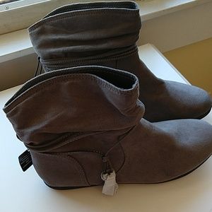 NWT Woman's pull on boots, size 10